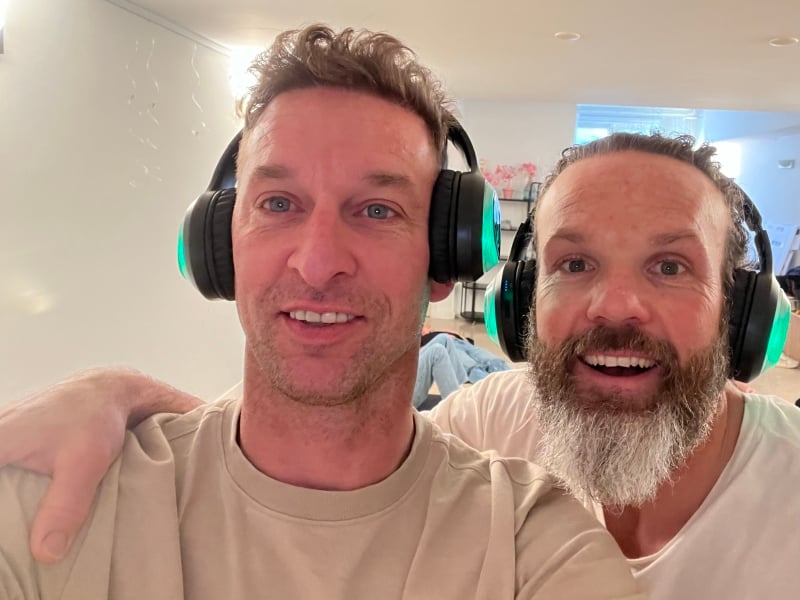 Patrick en Bastiaan met 9D-koptelefoons